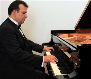 Luis Gerardo Molina, pianist